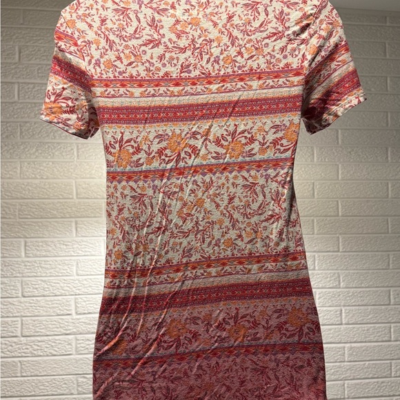 Mudd Floral V-Neck Tee - Picture 2 of 3